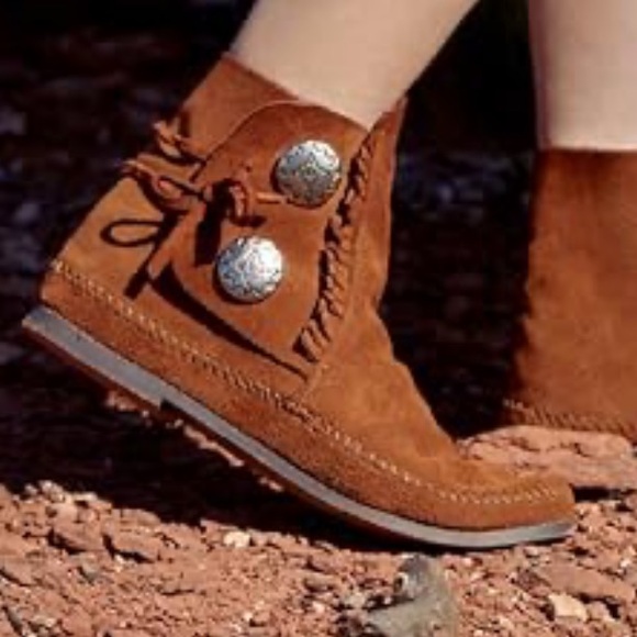 EUC Suede Slouch Moccasin Minnetonka Soled Ankle Boots - Picture 1 of 7
